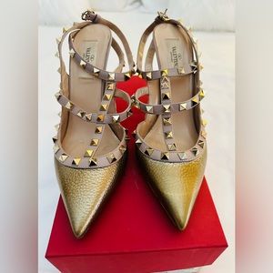 Valentino Garavani Ruckstud Gold Pumps Size 38.5